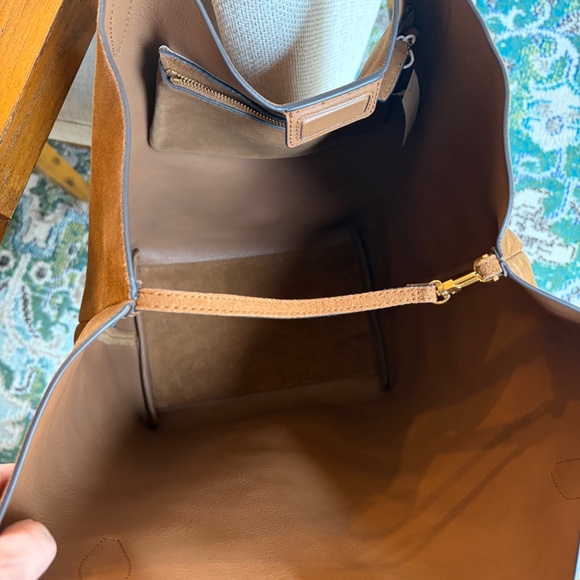 Madewell Oversized suede shopper tote (Dried Acorn) - Picture 4 of 9